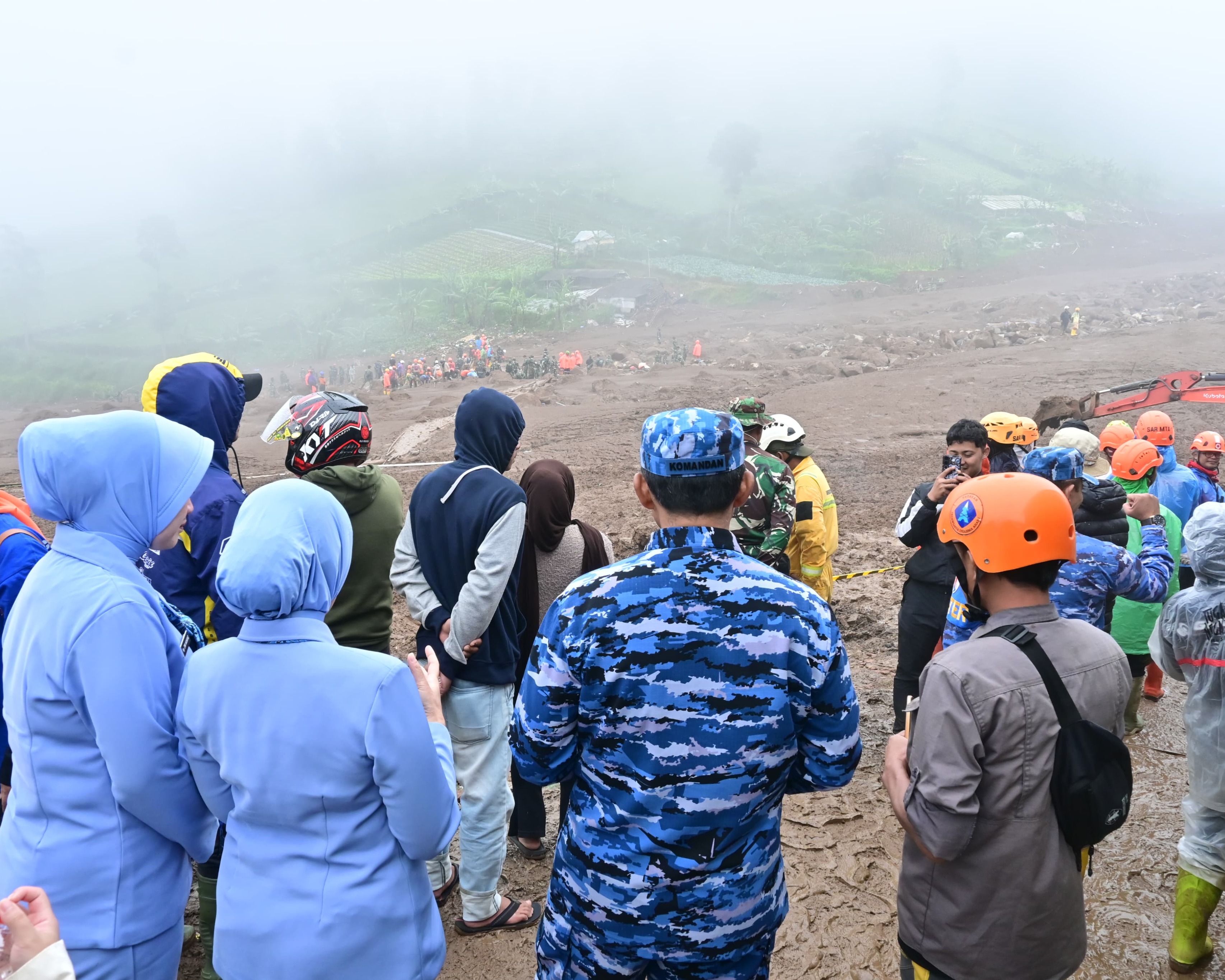 TNI AU Salurkan Bantuan Bagi Korban Dan Relawan Bencana Longsor di Cisarua, Bandung Barat