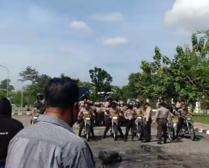 Sat Sabhara Polresta Pekanbaru Laksanakan Kegiatan Latihan Simulasi Pengamanan Unjuk Rasa, Dalam Rangka Menghadapi Pemilukada Serentak Tahun 2020