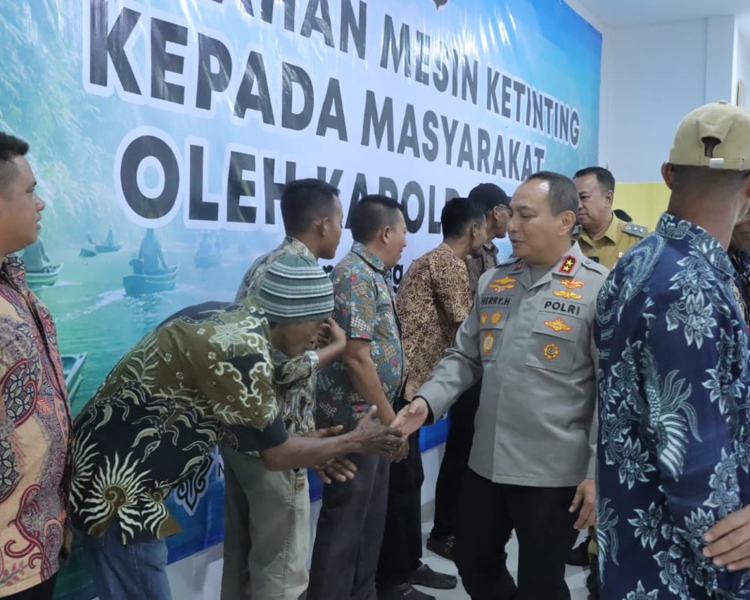 Dorong Ekonomi Pesisir, Kapolda Riau Bantu Nelayan Meranti Dengan 20 Mesin Ketinting