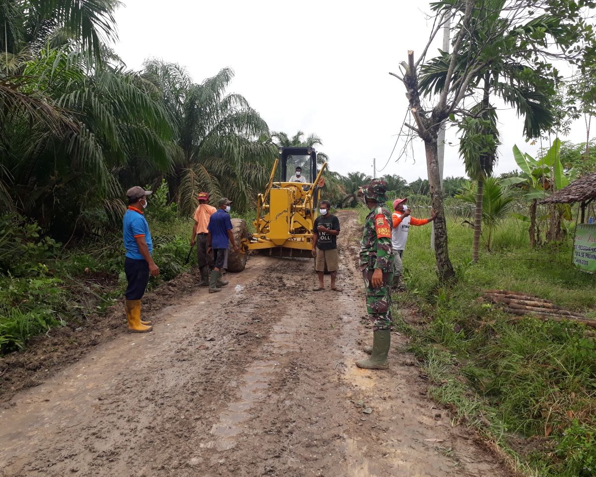 Personil Kodim 0301/PBR Bersama Warga Kelurahan Tebing Tinggi Okura Lakukan Pengerasan Gang Rahmad Pada Sasaran 1 Pra TMMD Ke 108