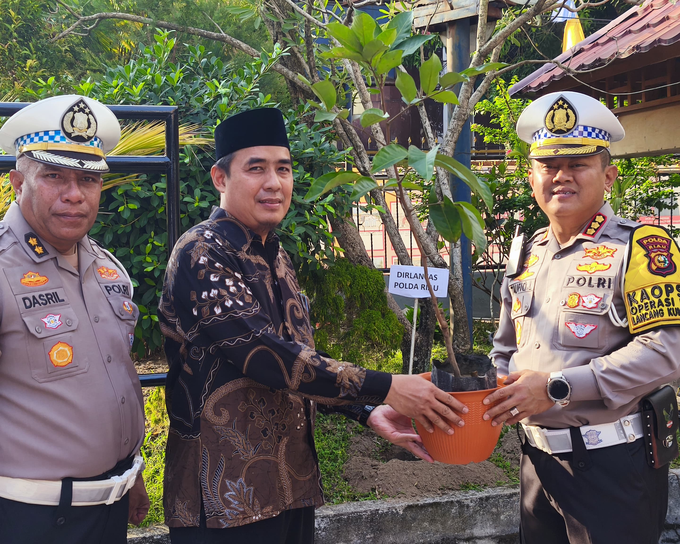 Dirlantas Polda Riau Pimpin Langsung Kegiatan Police Goes To School Dan Green Policing Di SMK Muhammadiyah 1 Pekanbaru