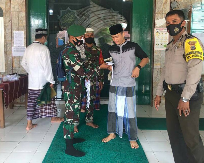 Babinsa Kodim 0301/PBR Laksanakan Penegakan Prokes Covid-19 di Masjid Fastabiqul Khairat Kelurahan Jadirejo
