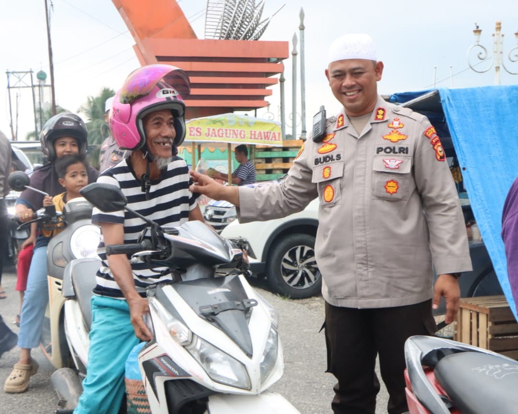 Kapolres Rokan Hulu Berbagi Ratusan Takjil, Wujud Kepedulian di Bulan Suci Ramadan 1446 H