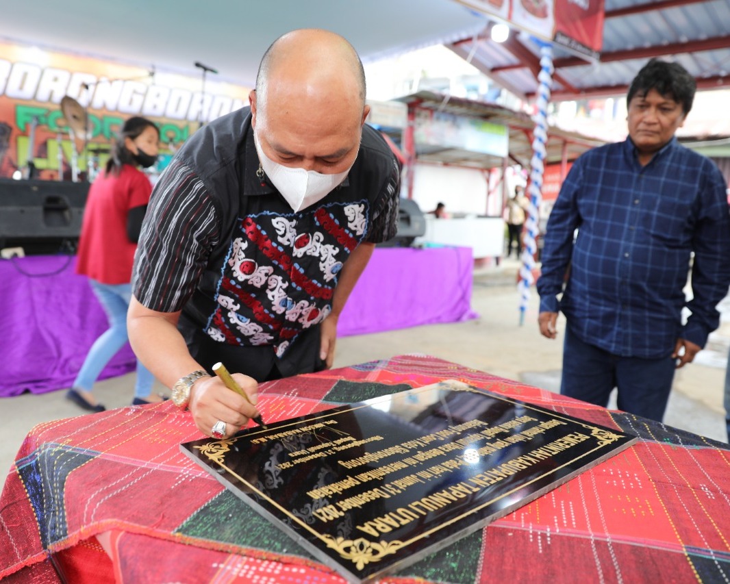 Upaya Percepatan Ekonomi, Bupati Tapanuli Utara Resmikan Balairung Foodcourt Kota Siborongborong