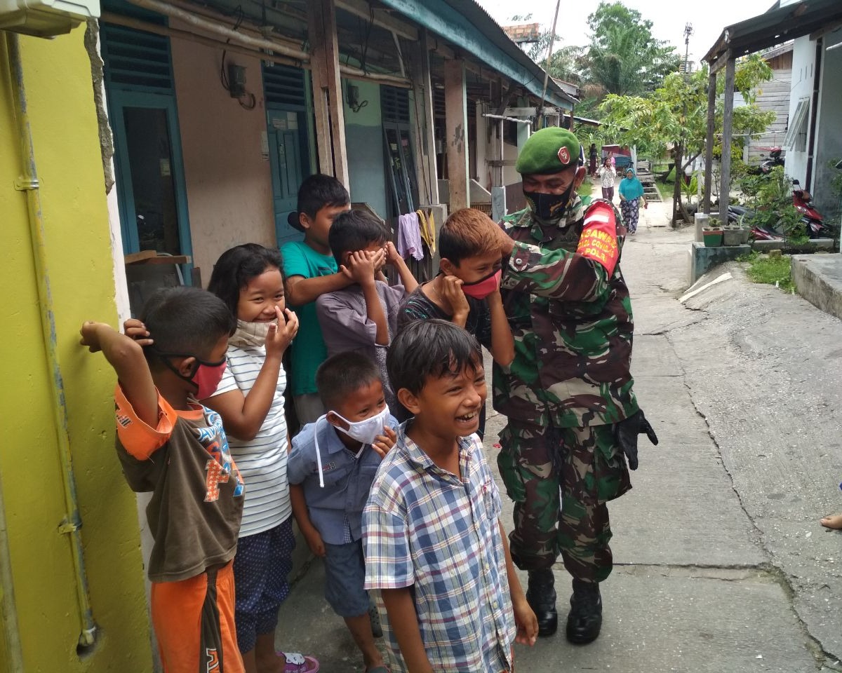 Peduli Kesehatan Warga, Babinsa Kodim 0301/PBR Bagikan Masker di Wilayah Binaan