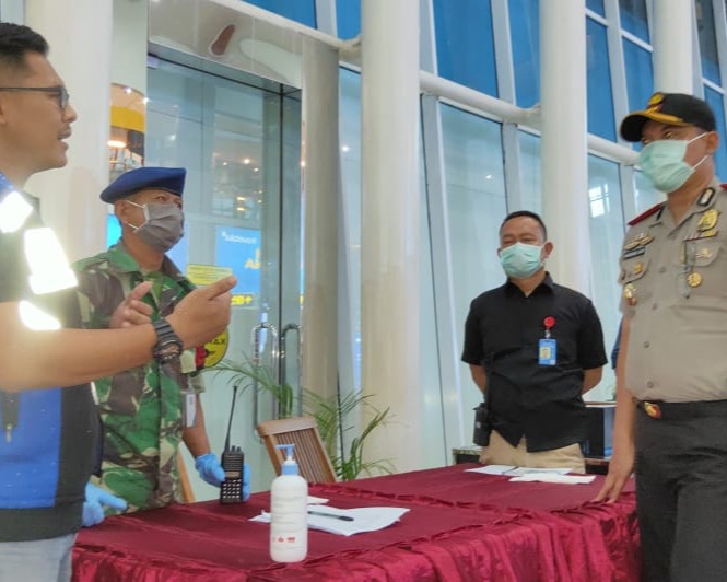 Kegiatan Bersih - Bersih Di Bandara SSK II Pekanbaru, Langsung Dipimpin Kapolresta Pekanbaru