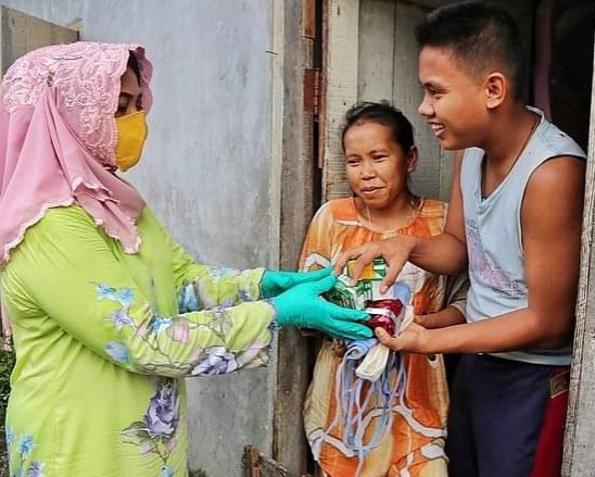 Ketua TIM PKK Provinsi Riau Kembali Turun Tangan Untuk Membagikan Paket Sembako Kepada Masyarakat Kurang Mampu