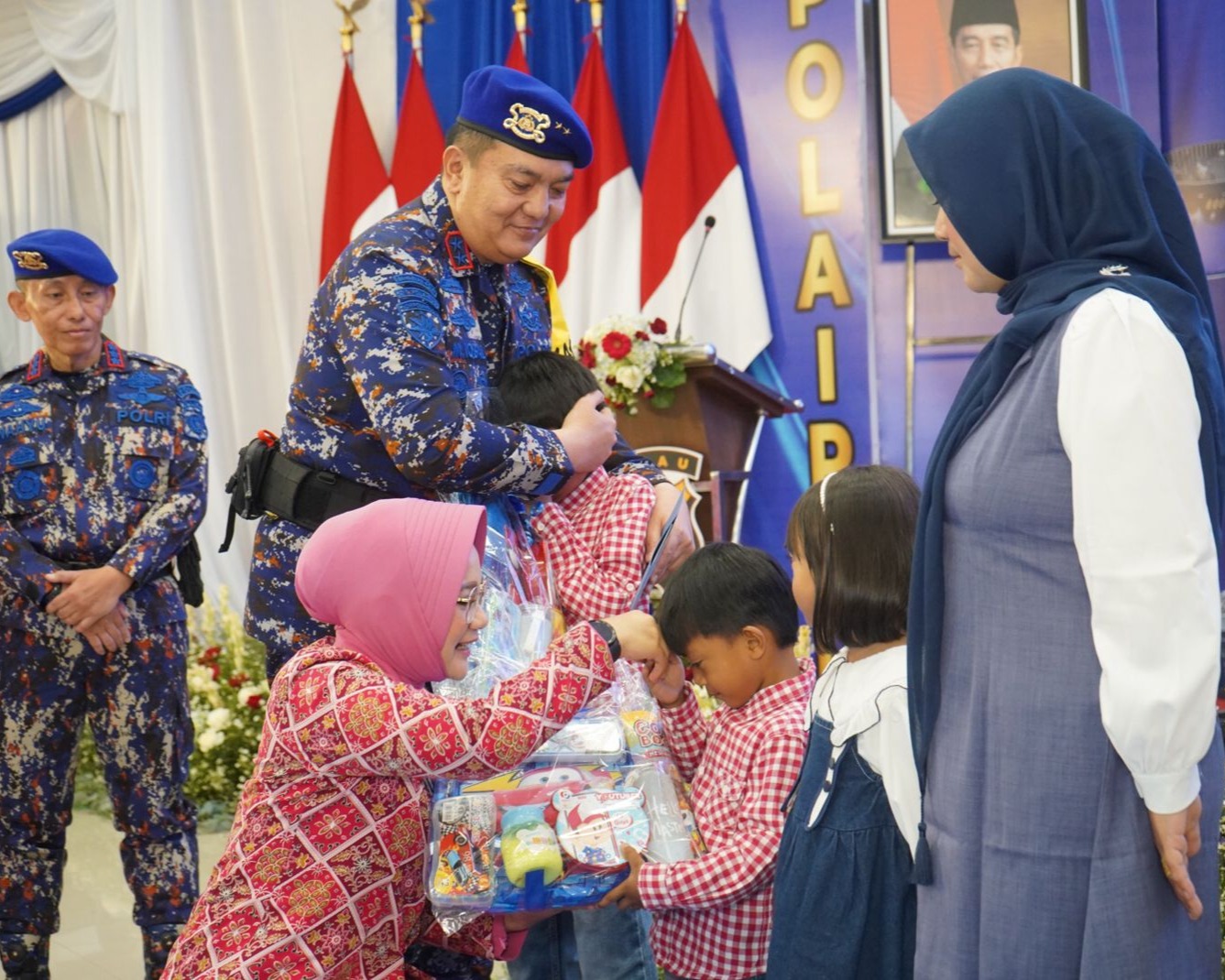 Momen Haru Irjen Pol M Iqbal dan Istri Peluk Anak Personel Polairud Yang Gugur Dalam Bertugas