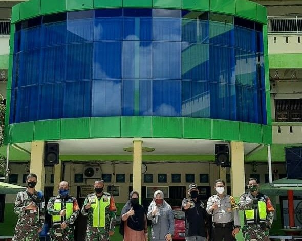 Babinsa Kodim 0301/PBR Bersama Bhabinkamtibmas Lakukan Komsos Sekaligus Pantau Penerimaan Siswa Baru Di SMK Perbankan