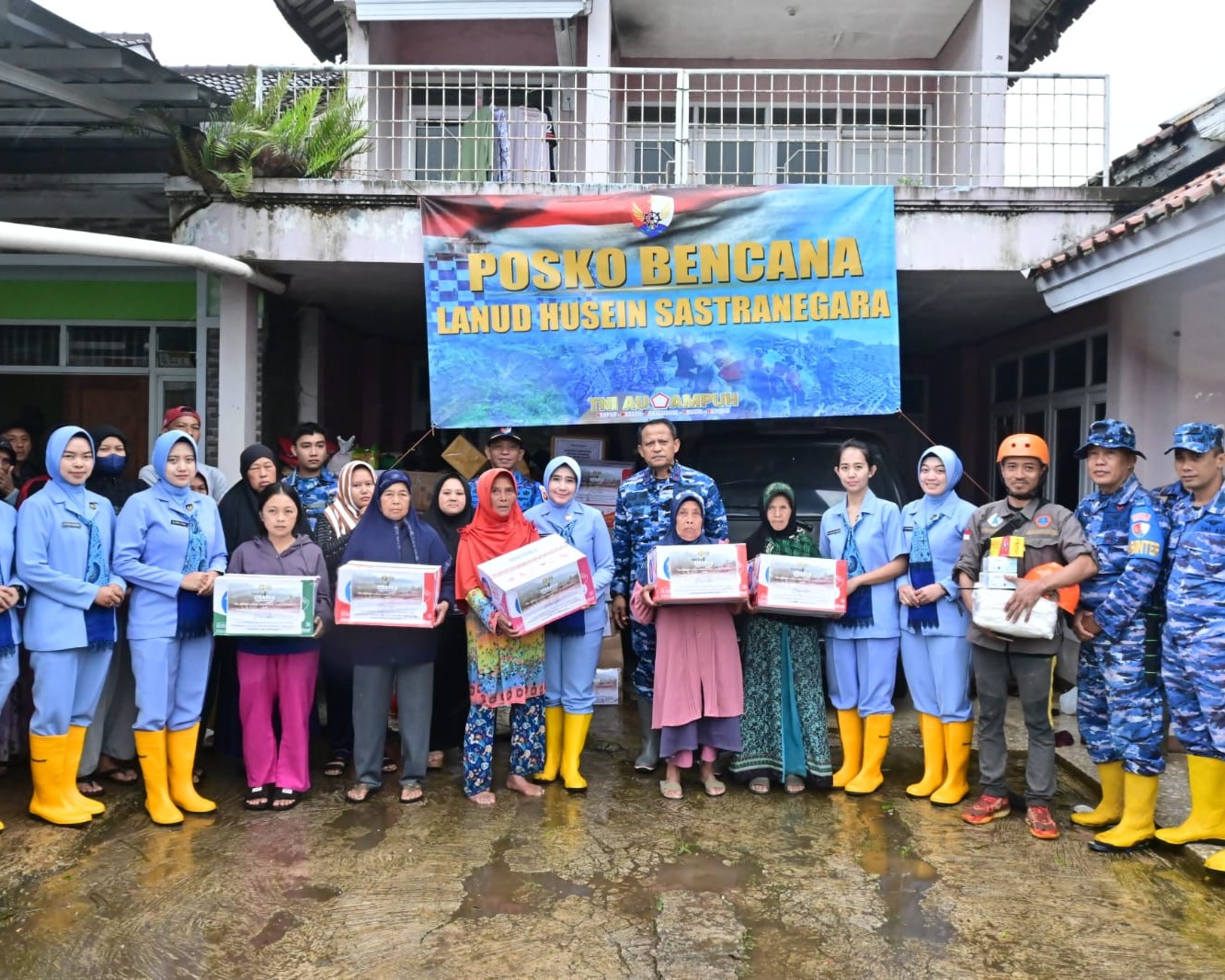 TNI AU Salurkan Bantuan Bagi Korban Dan Relawan Bencana Longsor di Cisarua, Bandung Barat