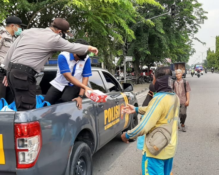 Polres Kampar Bagikan Ratusan Paket Makanan dan Sembako Untuk Masyarakat Terdampak Covid-19