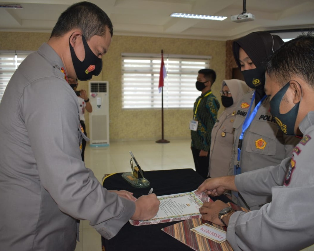 Para Orang Tua dan Calon Siswa Bintara Polri T.A 2020 Ikuti Penandatanganan Fakta Integritas dan Pengambilan Sumpah di Polresta Pekanbaru