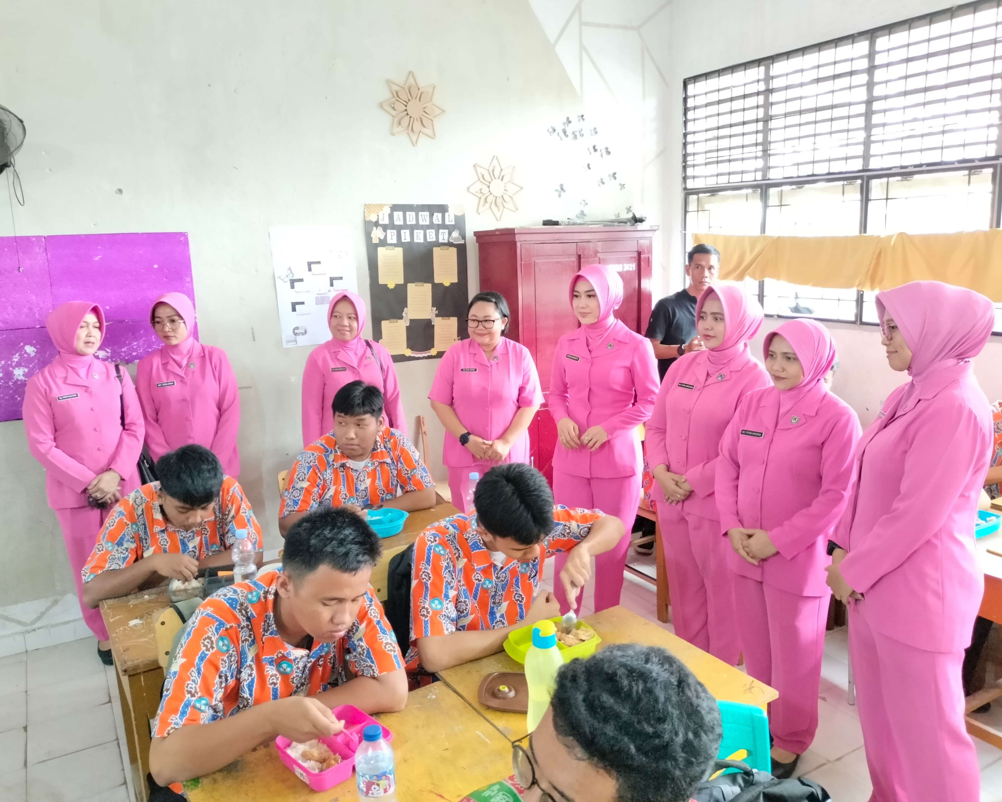 Kapolres Dan Ketua Bhayangkari Cabang Siak Tinjau Program Makan Bergizi Gratis di Kecamatan Tualang, Dukung Program Pemerintah