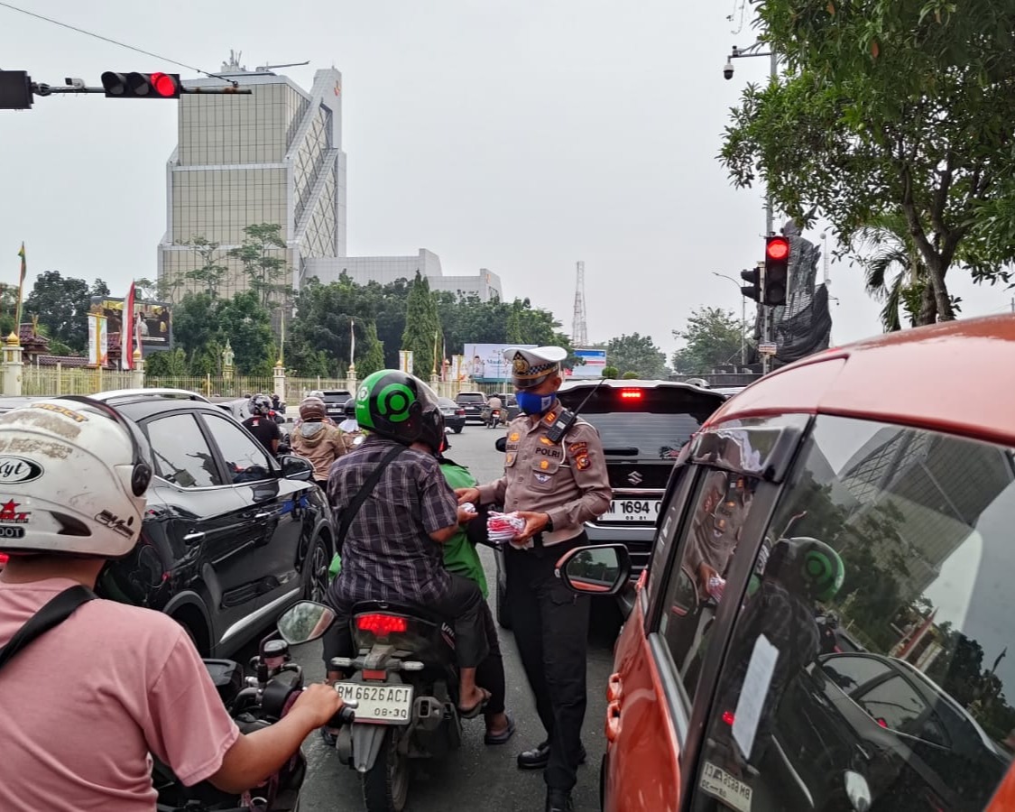 Udara Pekanbaru Masih Berasap, Polantas Karib Ditlantas Polda Riau Turun Ke Jalan Bagikan Ribuan Masker