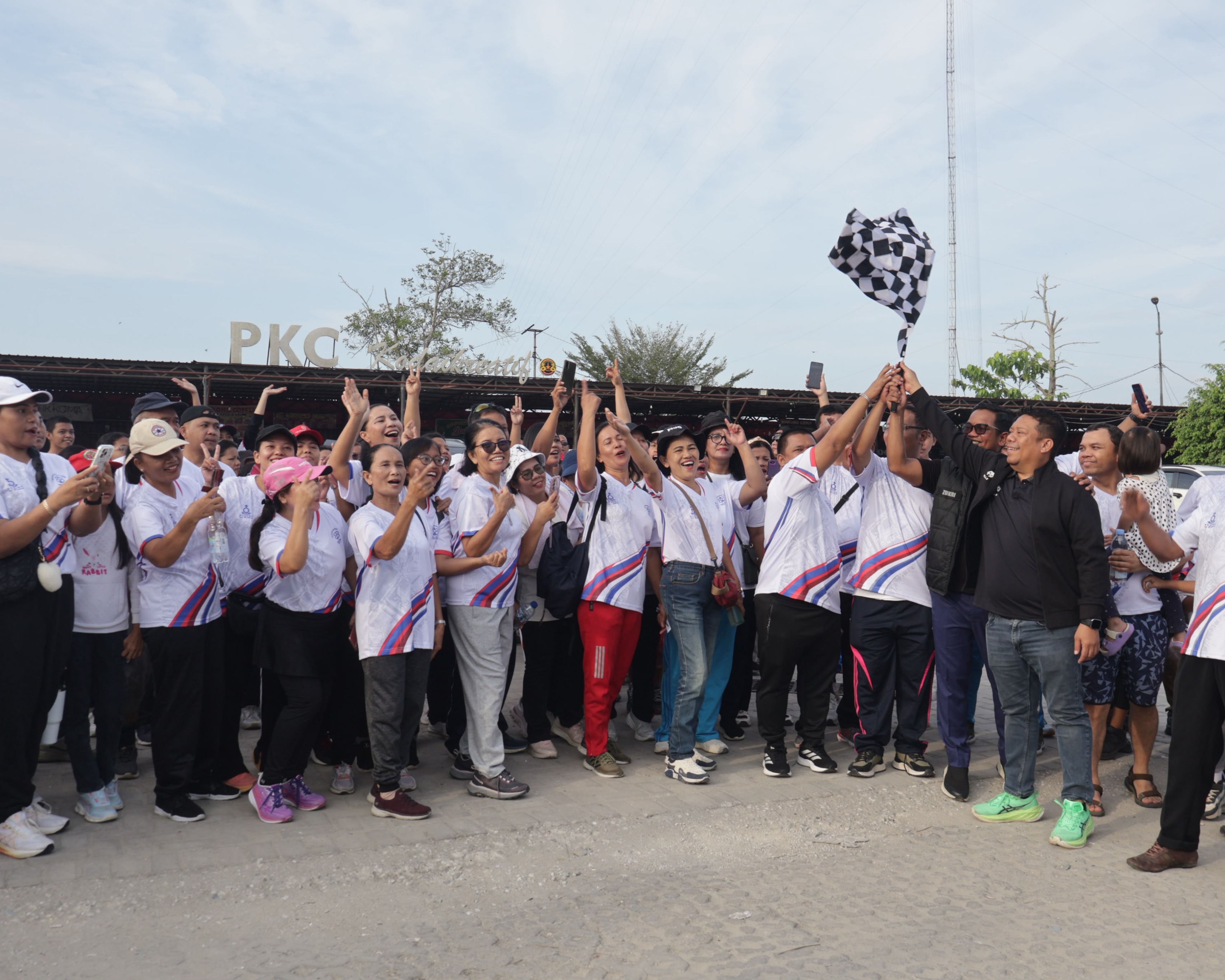 Kapolres Pelalawan Dampingi Bupati Lepas Jalan Santai HUT Ke-29 HKBP Maduma Pkl Kerinci