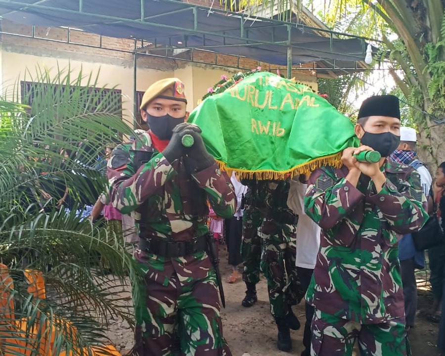 Persemayaman dan Pelepasan Jenazah Almarhum Serka Selamet, Kasdim 0301/PBR Bertindak Sebagai lnspektur Upacara