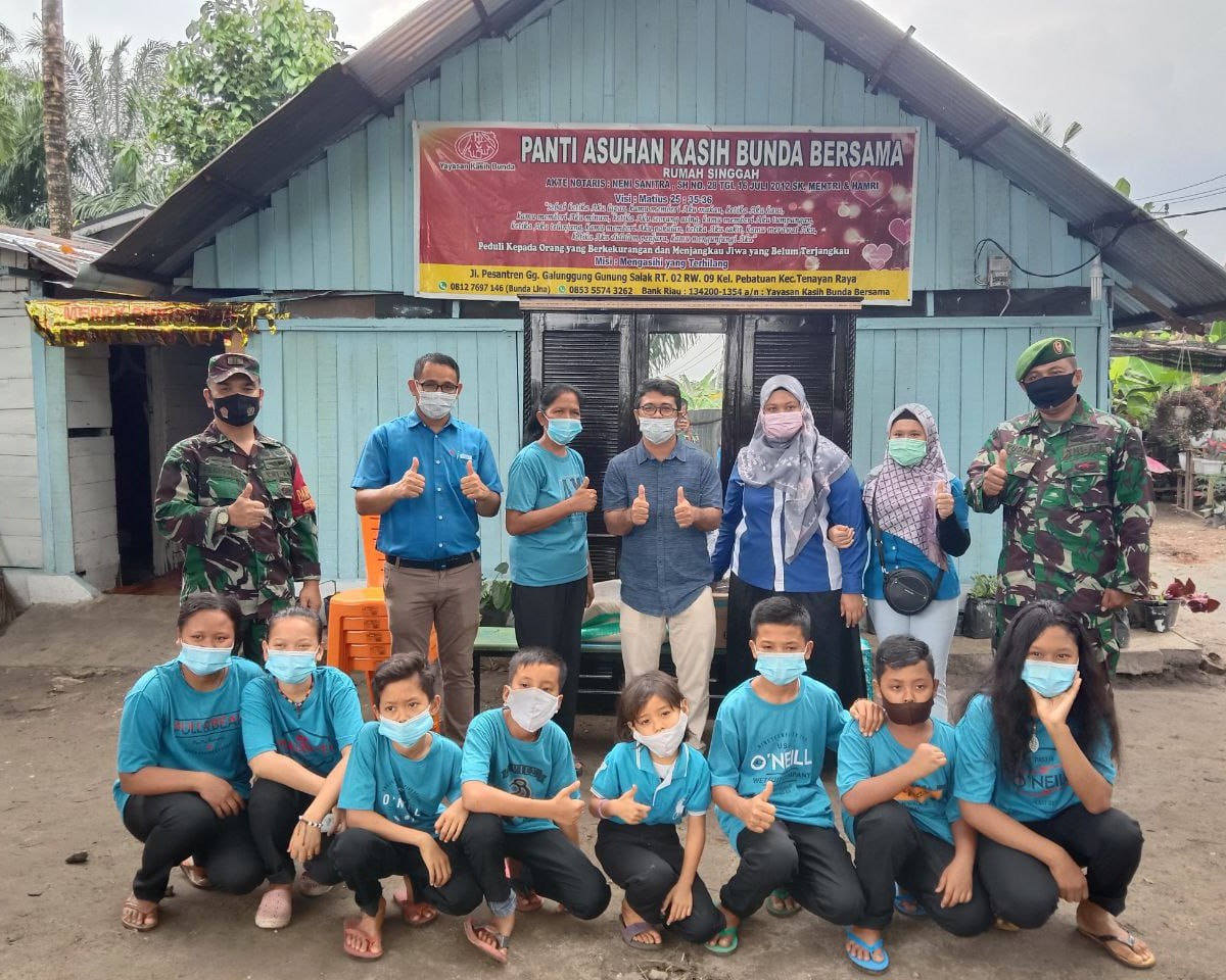 Babinsa Kodim 0301/PBR Bersama Humas PT Panca Pilar Serahkan Bantuan Ke Panti Asuhan Karya Bunda