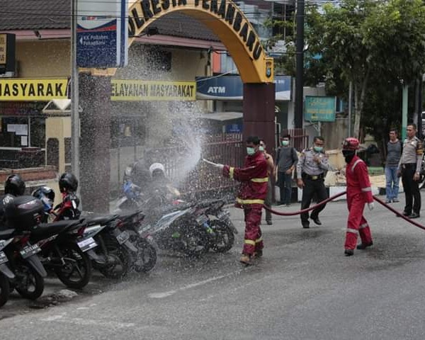 Pemko Pekanbaru Kerahkan 7 Unit Mobil Damkar Untuk Melakukan Penyemprotan Disinfektan di Jalan dan Perkantoran