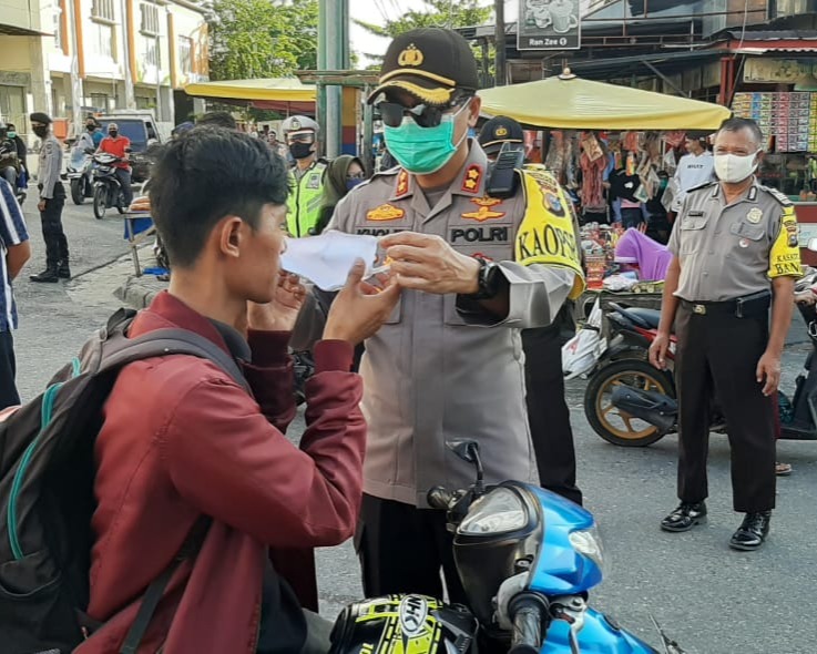 Kapolres Bersama Komunitas Vespa Antik Polres Kampar Bagikan Masker di Kawasan Pasar Ramadhan