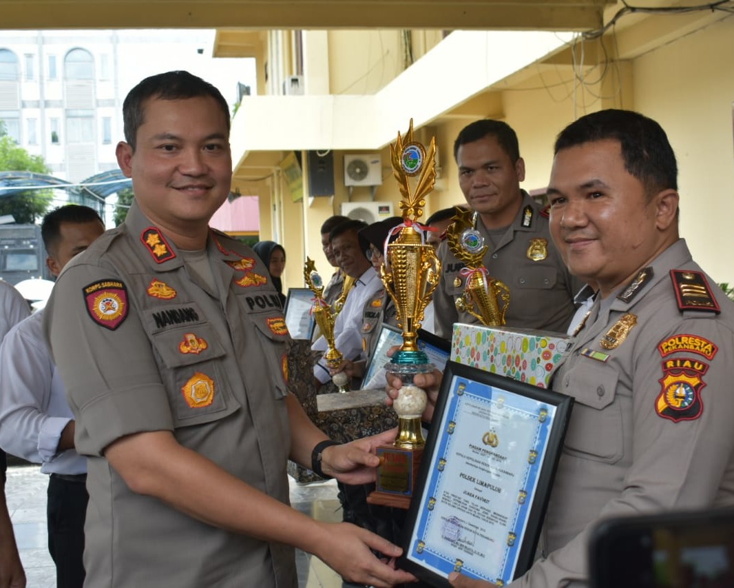 Kapolresta Pekanbaru Pimpin Langsung Konfrensi Press Pengungkapan Kasus Narkotika dan Penyerahan Penghargaan Kepada Polsek Berprestasi
