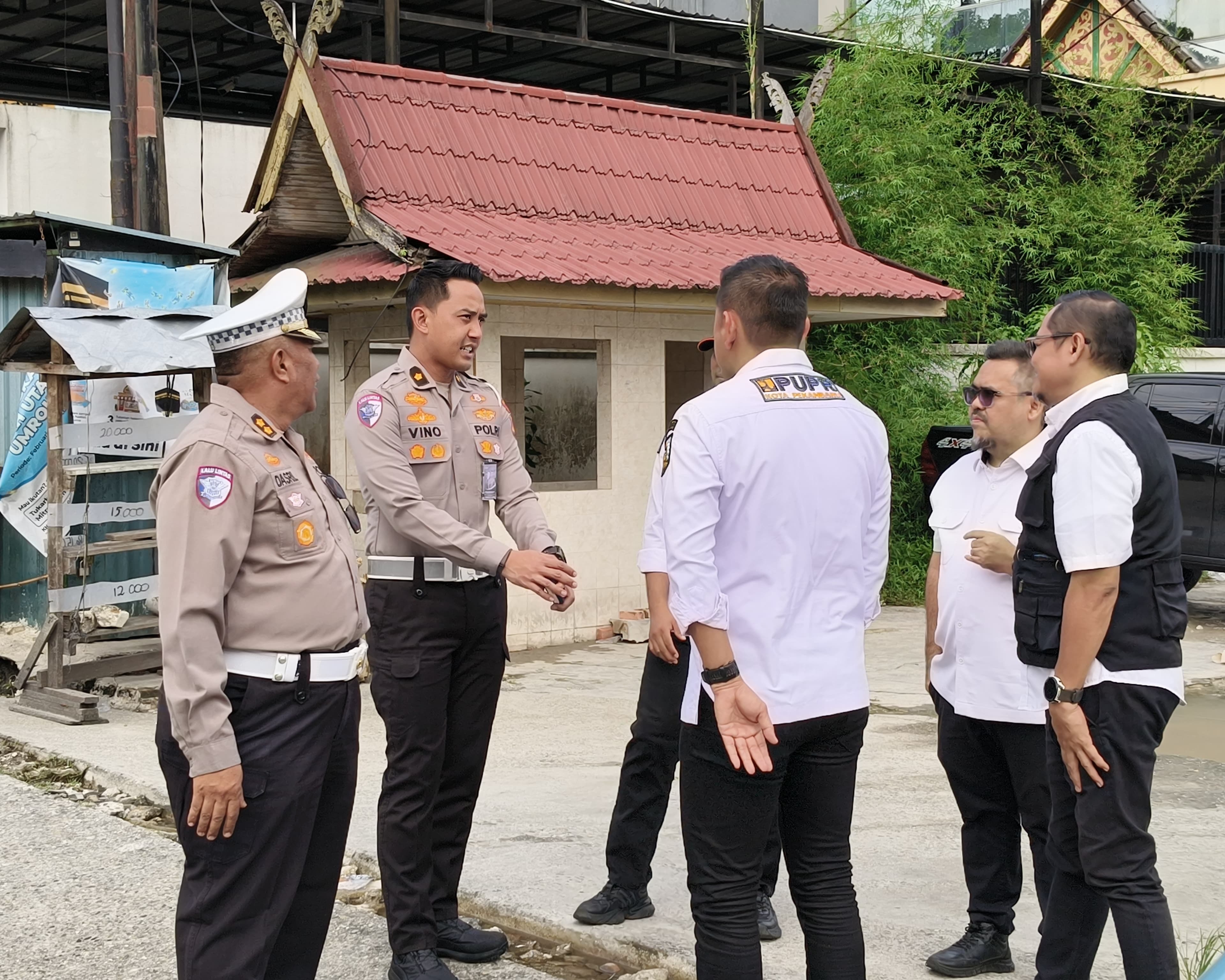 Sinergi Ditlantas Dan PUPR, Penggalian Parit Jadi Solusi Atasi Banjir Di Depan RS Awal Bros