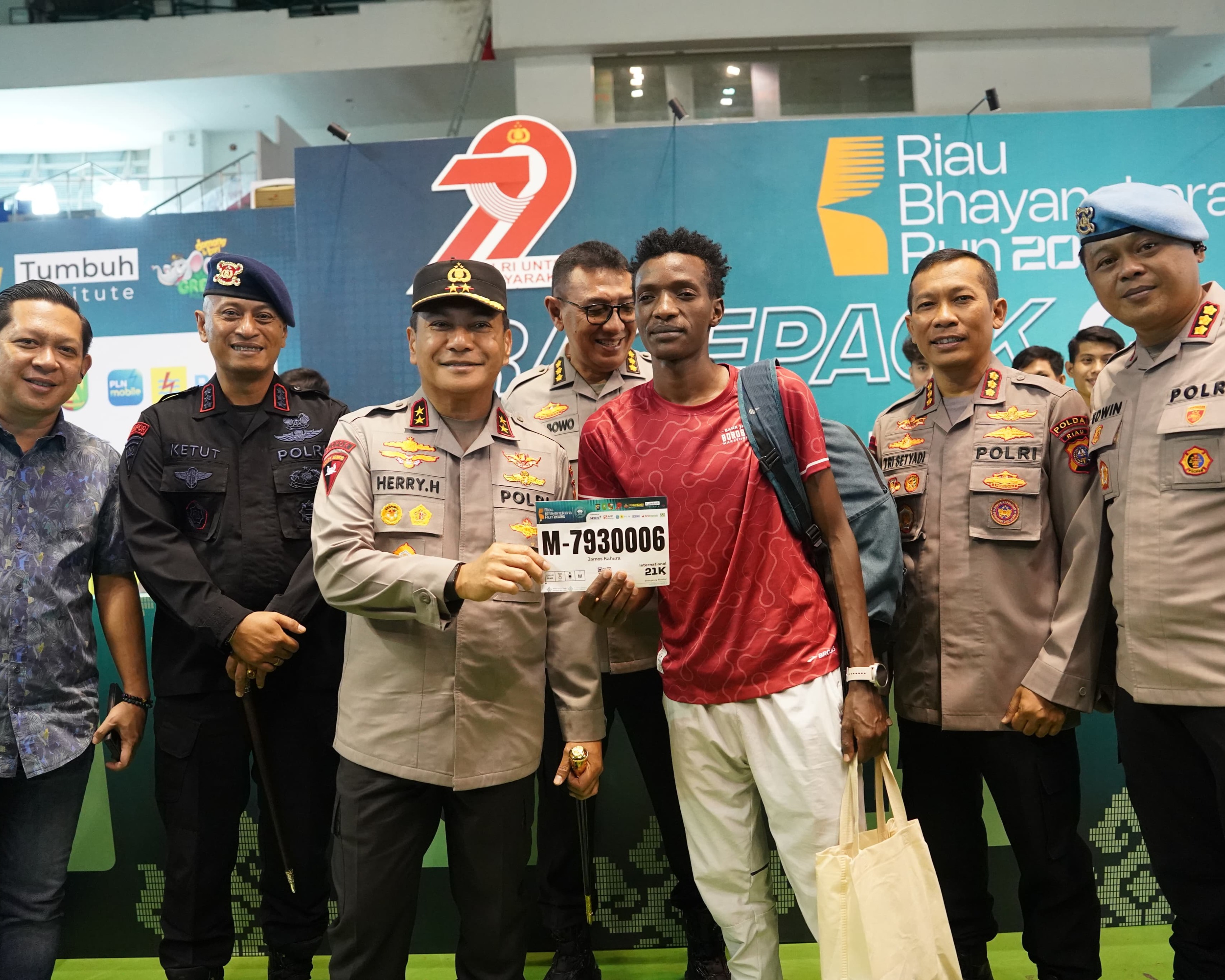Kapolda Terjun Langsung Cek Pembagian Race Pack Riau Bhayangkara Run 2025