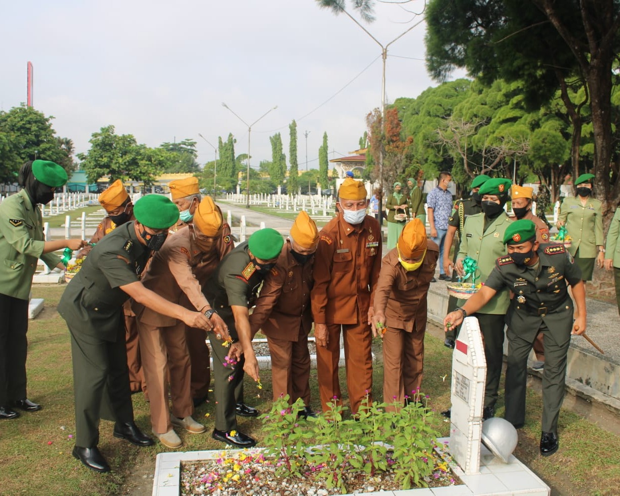 Jelang Hari Juang TNI AD 2021, Dandim 0301/PBR Ikuti  Ziarah Rombongan Di TMP Kusuma Dharma