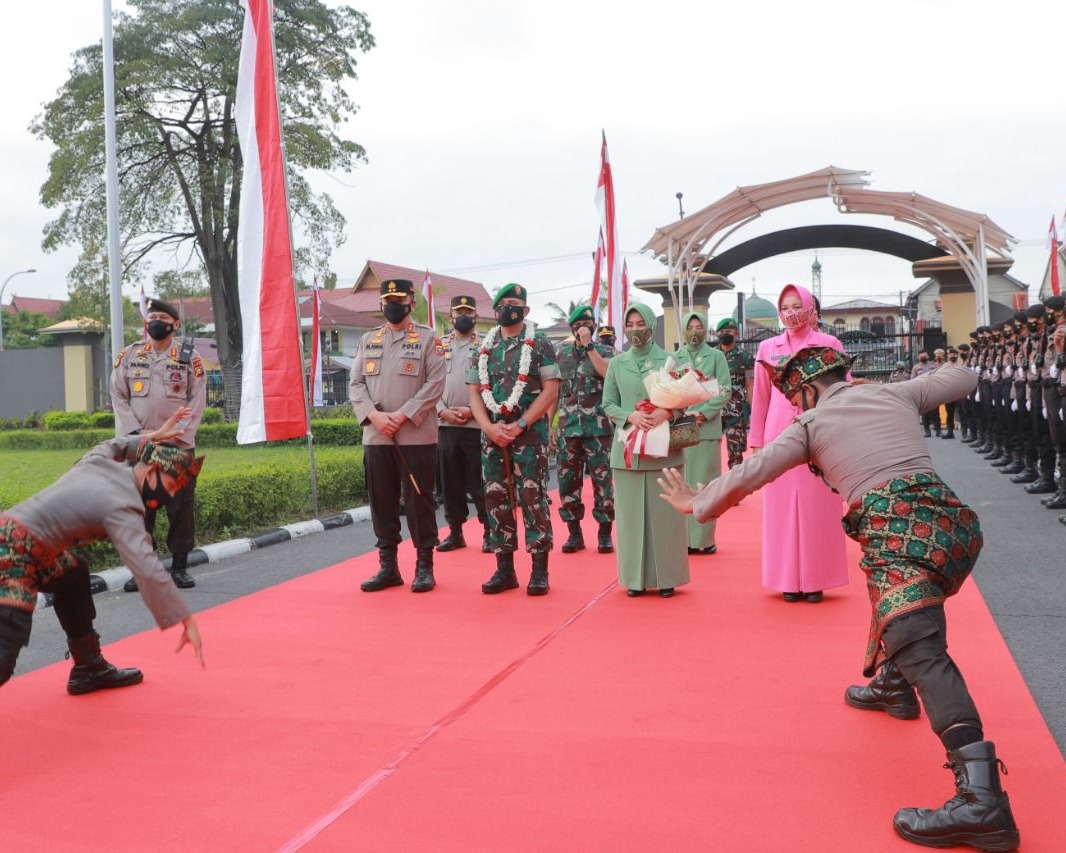 Gelar Apel Kehormatan Lepas Sambut Danrem 031/WB, Kapolda Riau Irjen Pol M Iqbal: TNI Polri Adalah Saudara Kandung, Tidak Terpisahkan