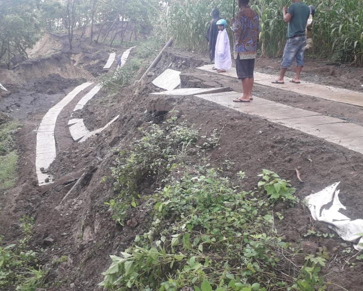 Bupati Kendal Meninjau Tanah Longsor di Desa Sido Kumpul 