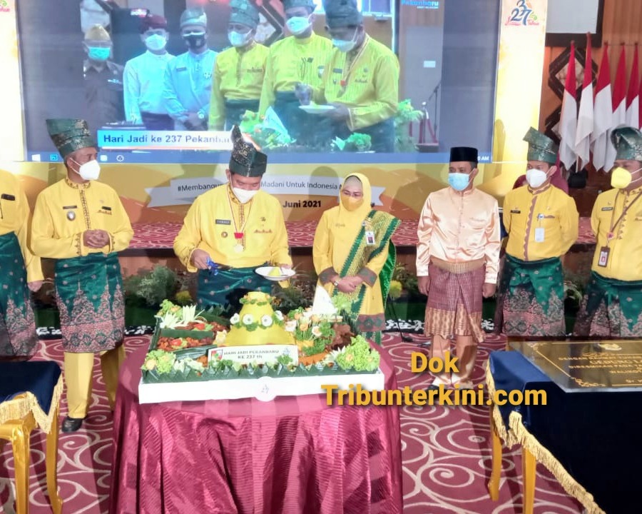 Upacara Puncak Hari Jadi Kota Pekanbaru Ke-237 Digelar Secara Virtual di Aula Perkantoran Wali Kota Pekanbaru Tenayan Raya