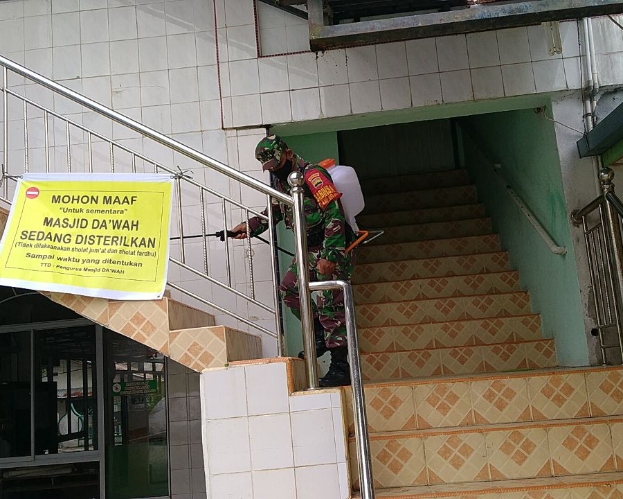Babinsa Kodim 0301/Pekanbaru Bersama Elemen Masyarakat Laksanakan Penyemprotan Disinfektan di Masjid Babussalam