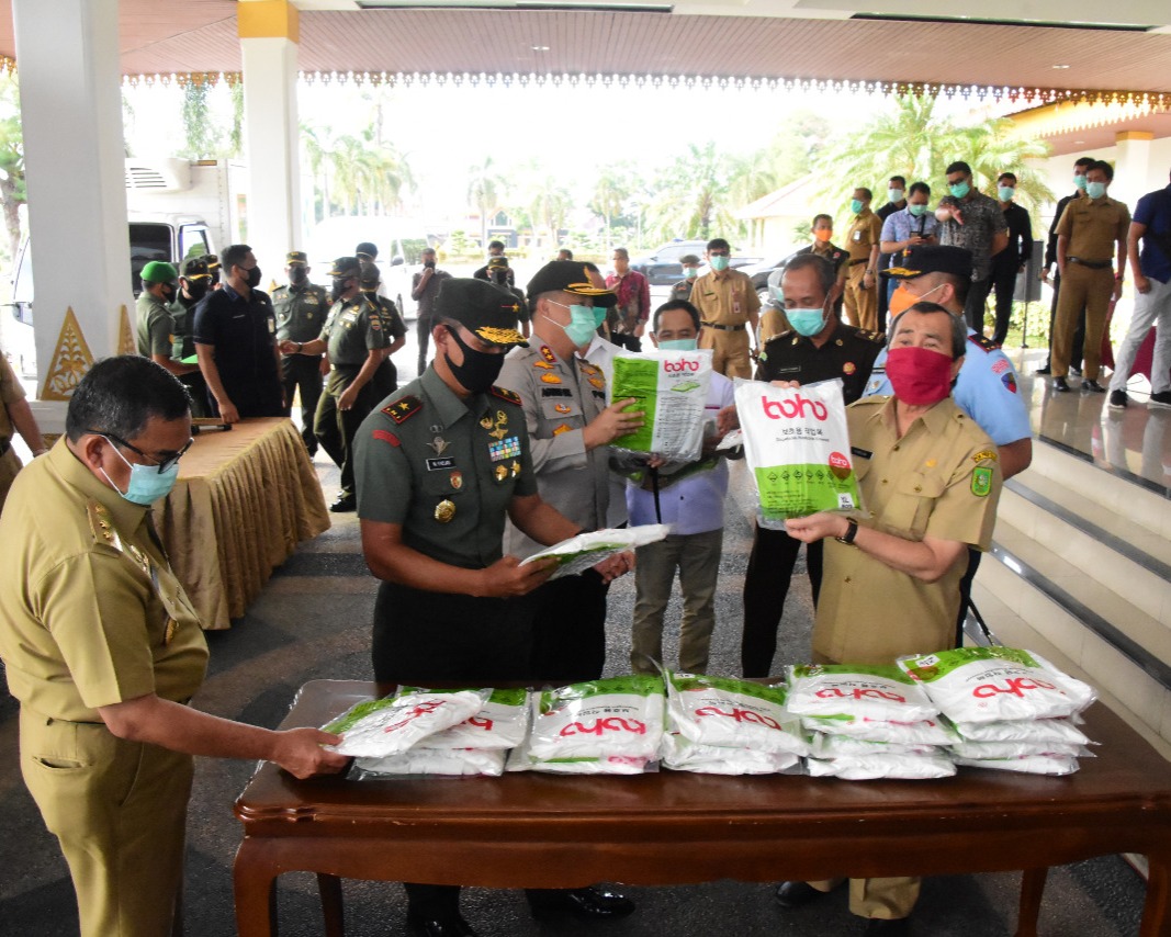 Danrem 031/WB Serahkan Bantuan Materil Kesehatan APD Sebanyak 3.000 Kepada Gubernur Riau Di Posko Gugus Tugas Penanganan Covid-19 Balai Serindit