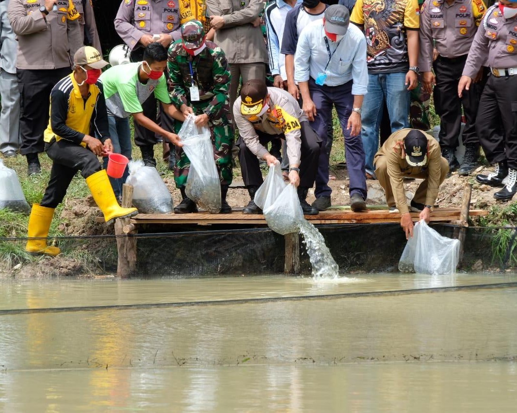 Polri Peduli Covid-19, Polda Riau Gelar Bakti Sosial Serentak Dalam Rangka Menggerakkan Ekonomi dan Ketahanan Pangan