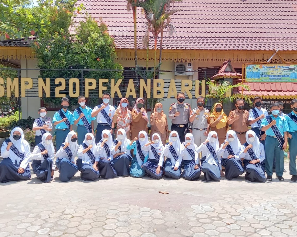 Tingkatkan Gemar Membaca, Kapolsek Limapuluh Kunjungi SMP Negeri 20 Kota Pekanbaru