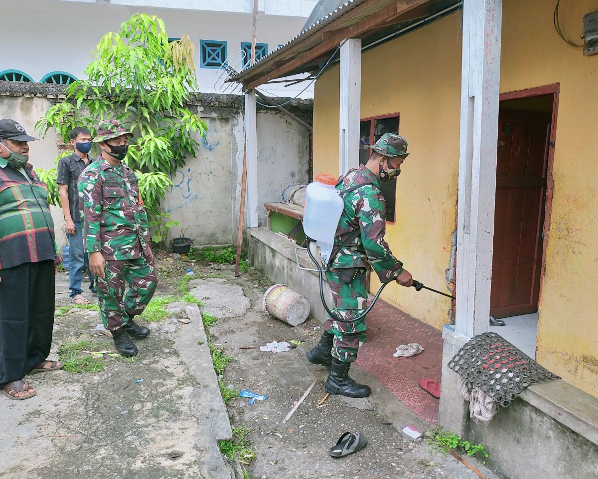 Personil Babinsa Kodim 0301/PBR Bersama Masyarakat Jalan Pangeran Hidayat Laksanakan Penyemprotan Disinfektan di Rumah Warga