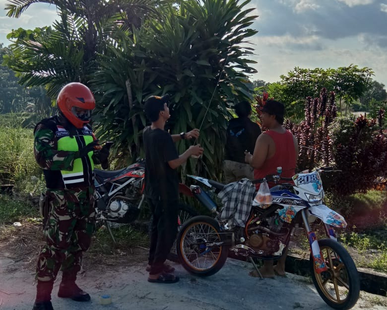 Babinsa TNI AU Lanud RSN Lakukan Patroli Rutin, Temukan Warga Sedang Main Layang - Layang di Sekitar Bandara SSK II Pekanbaru