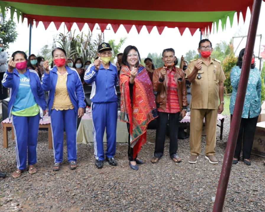 Ketua TP PKK Taput Lakukan Kunker, Pembinaan Dan Menyerahkan Bantuan Alat Pertanian Di Desa Onan Runggu Kecamatan Sipahutar
