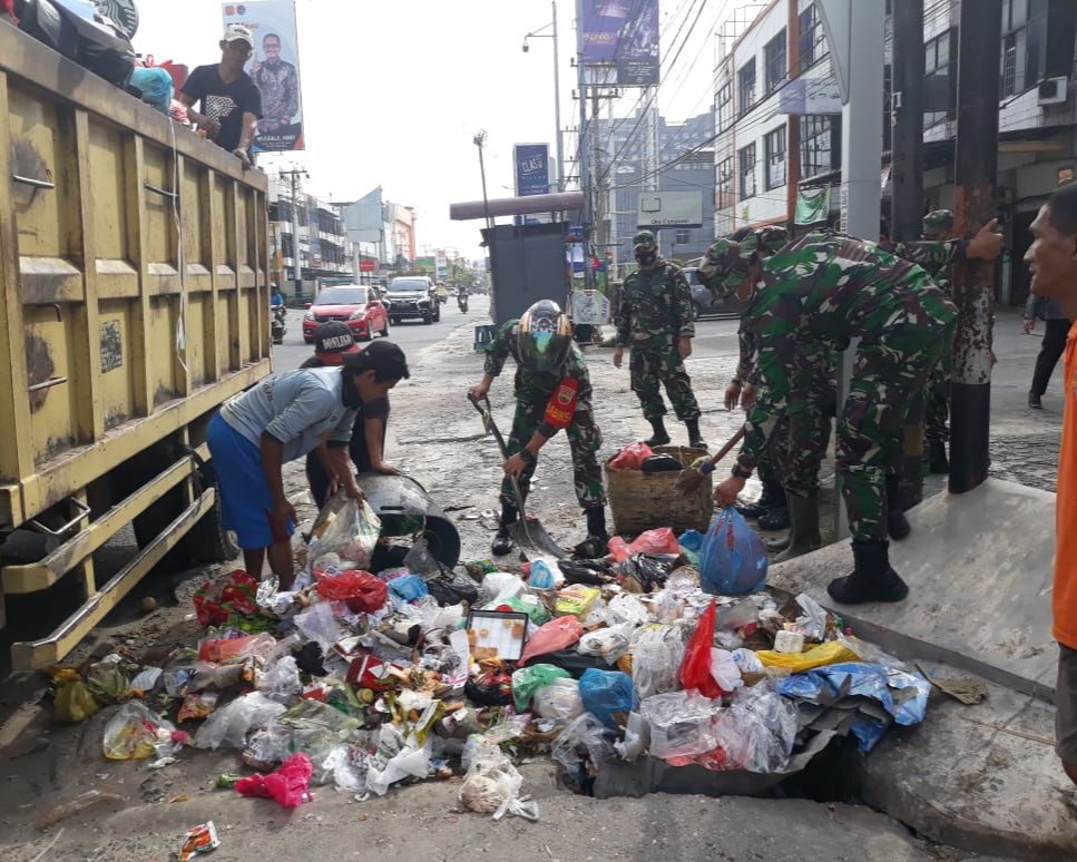 Personil Satgas Lingkungan Asri Kodim 0301/PBR Ikut Serta Pembersihan Sampah di Sepanjang Jalan Riau