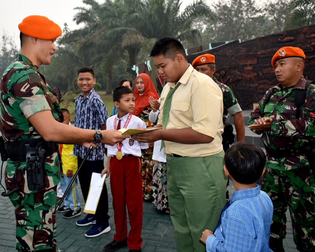 Danyonko 462 Paskhas Berikan Penghargaan Kepada Anak Prajurit Yang Berprestasi