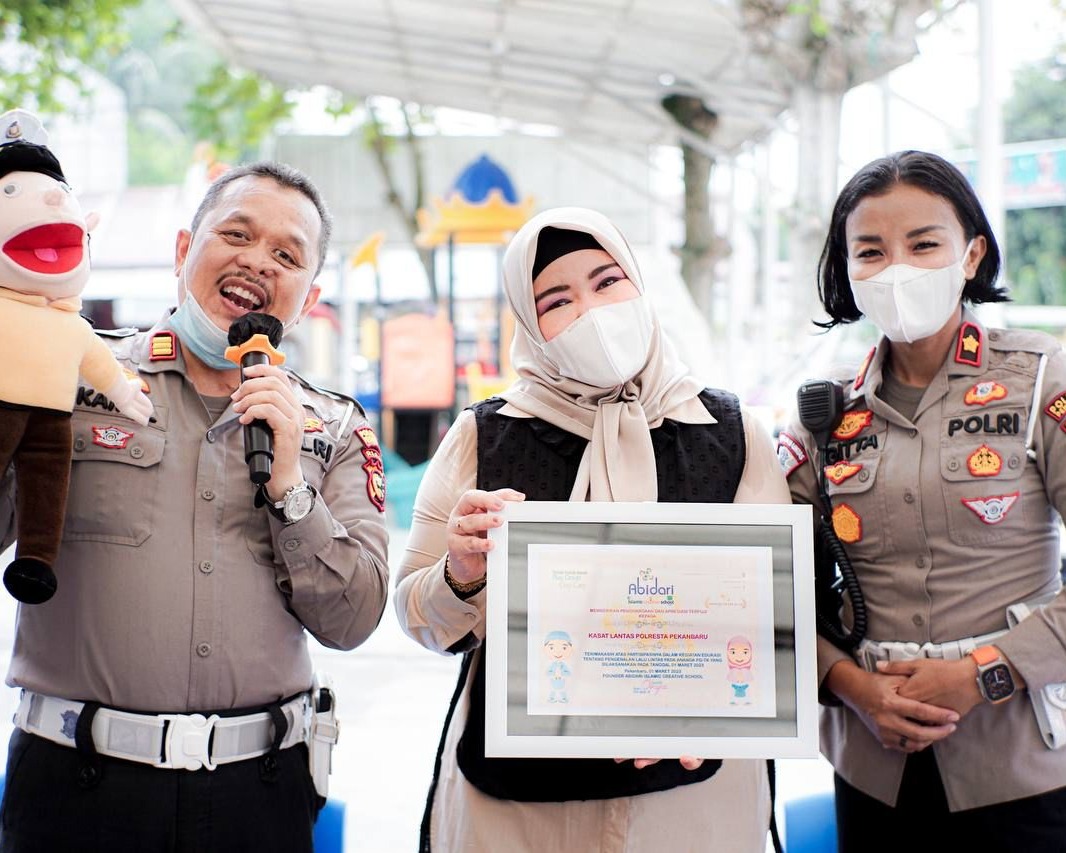 Edukasi Tertib Berlalu Lintas Sejak Dini, Satlantas Polresta Pekanbaru Kunjungi Abidari Islamic Creative School