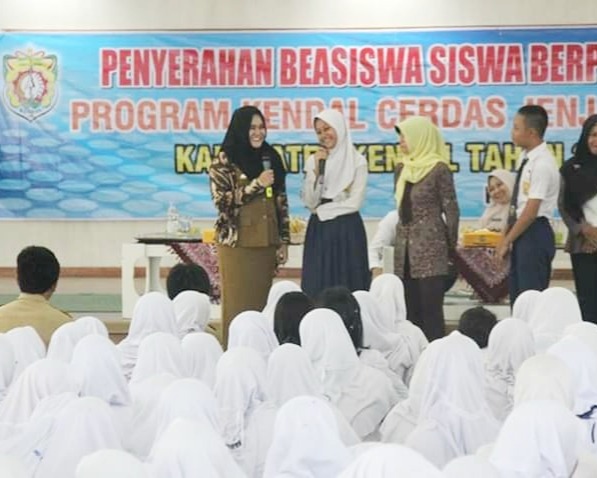 Serahkan Beasiswa Pelajar Berprestasi, Ini Pesan Bupati Kendal Mirna Annisa 