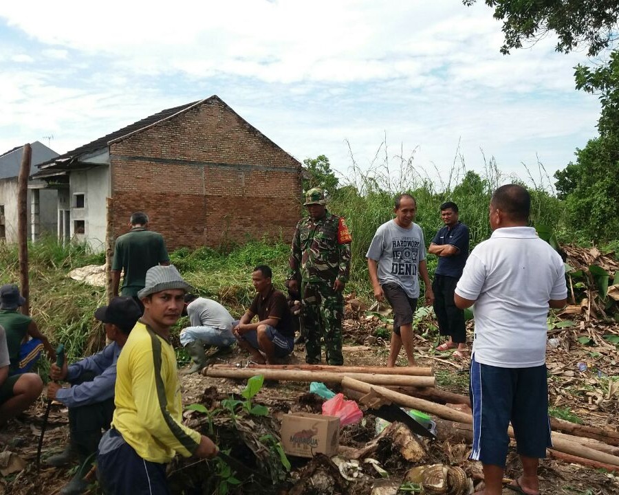 Personil Kodim 0301/PBR Bersama Warga Laksanakan Gotong Royong Membuka Jalan RW 12 Kelurahan Sri Meranti