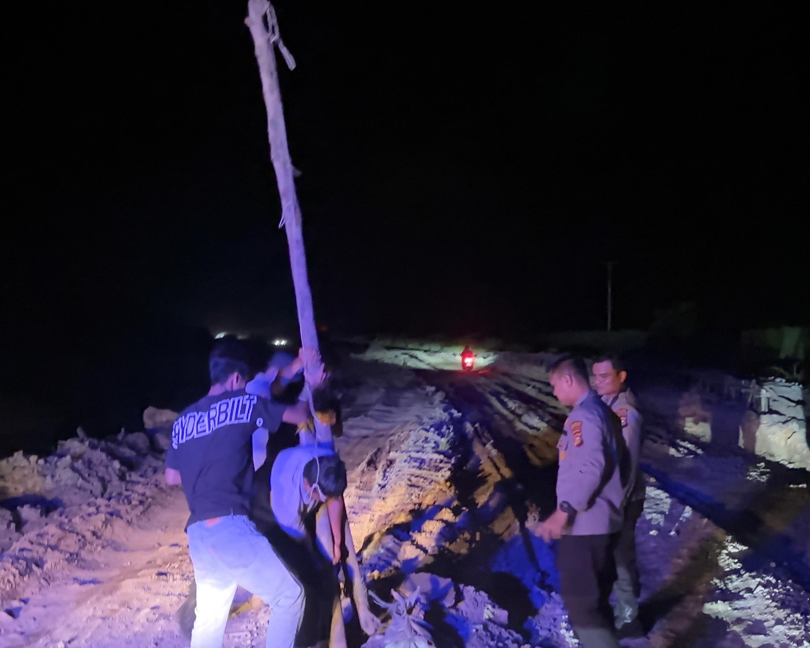 Polsek Bonai Darussalam Cek TKP Pungli, Rubuhkan 2 Pondok dan Bongkar 1 Portal