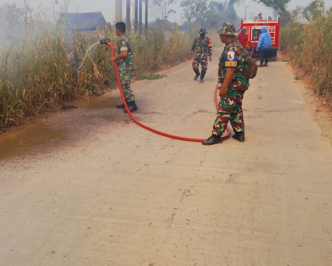 Terimakasih Dari Warga, Personel Lanud SMH Jajaran Kodau I Berhasil Atasi Kebakaran