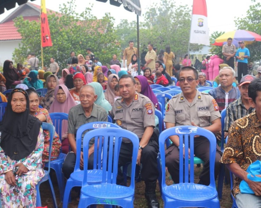 Dir Binmas Polda Kalteng Kombes Pol Ebet Gunandar, S.I.K, Membuka Acara Pengobatan Gratis