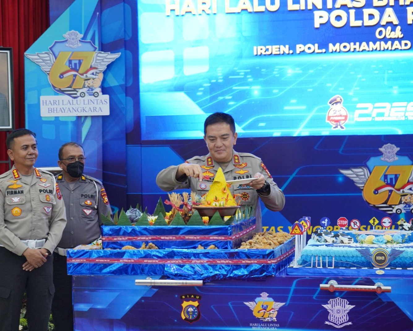 Sisihkan Gaji, Ditlantas Polda Riau Bedah Rumah Warga Kurang Mampu