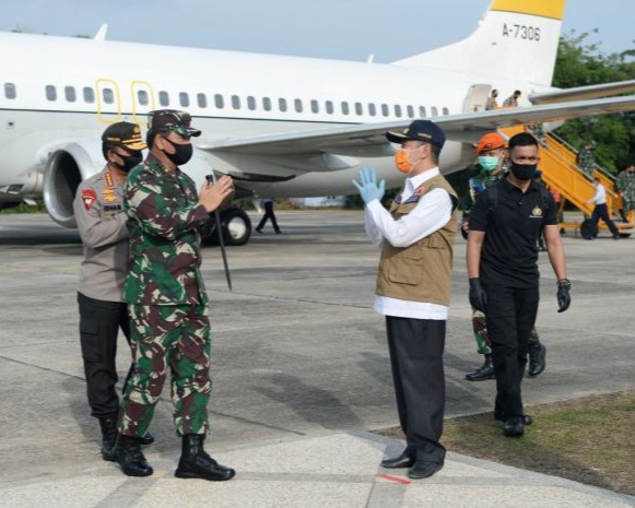 Gubri Bersama Kapolda Riau dan Forkompinda Sambut Kedatangan Panglima TNI dan Kapolri di Lanud Roesmin Nurjadin