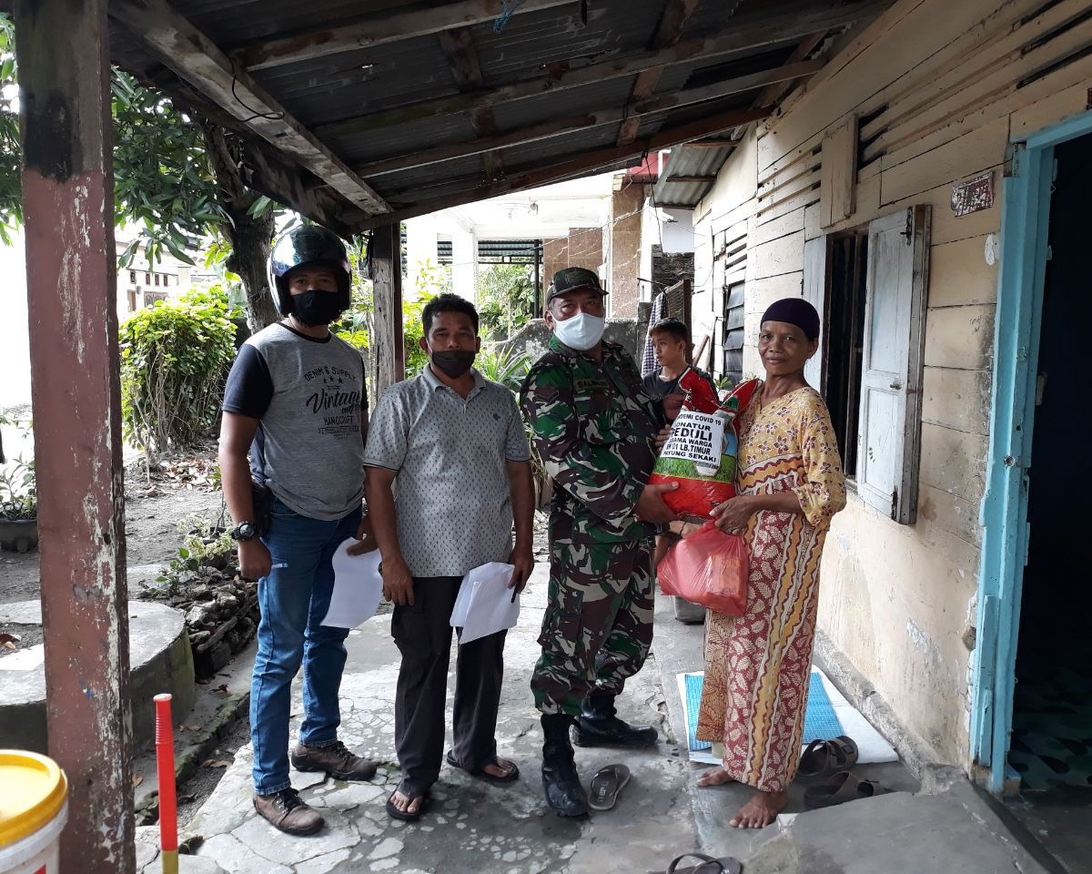 Babinsa Kodim 0301/Pekanbaru Salurkan Bantuan Paket Sembako Kepada Warga Kurang Mampu