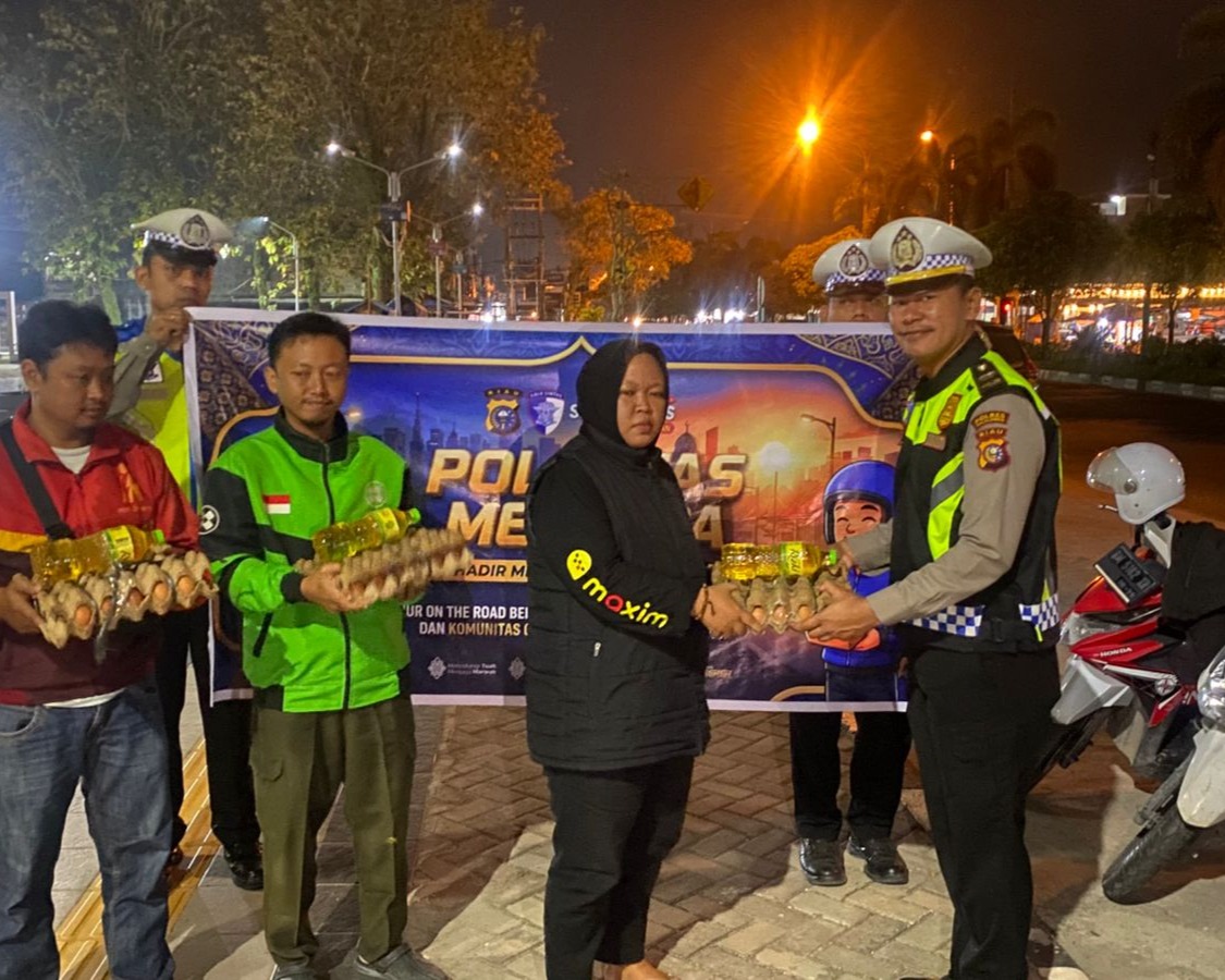 Polantas Menyapa, Satlantas Polres Pelalawan Sahur Bersama Dan Bagikan Sembako Kepada Komunitas Ojol