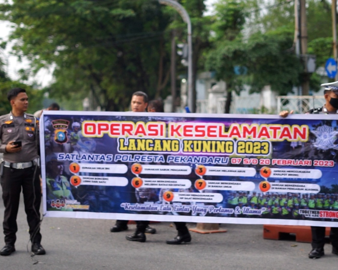 Pantau Langsung Operasi Keselamatan Lancang Kuning 2023, Kapolresta Pekanbaru Bagikan Helm Kepada Pengendara